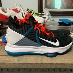 NWT - Lebron IV